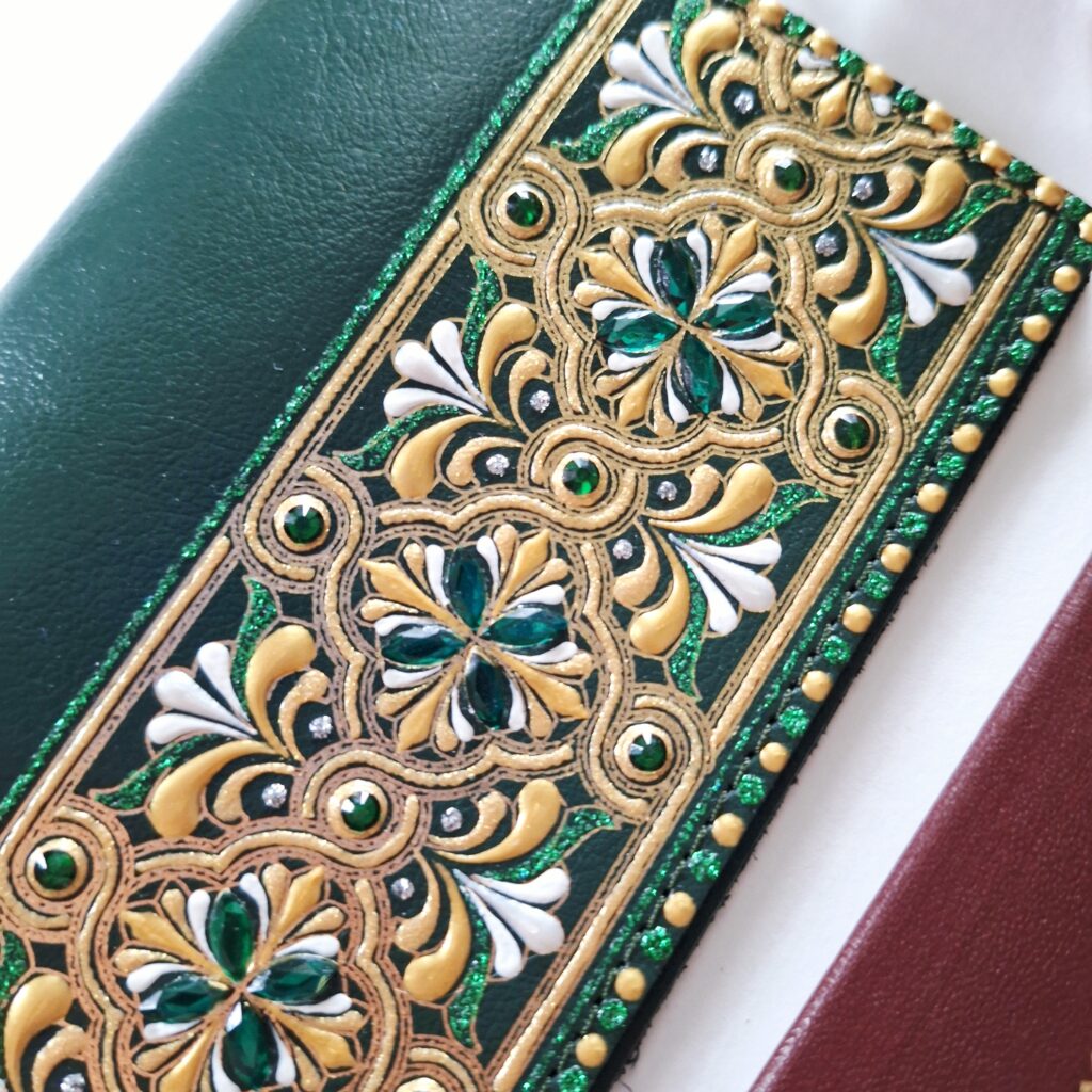 Женская обложка на паспорт из натуральной кожи с ленточным орнаментом