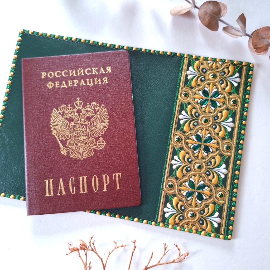 Женская обложка на паспорт из натуральной кожи с ленточным орнаментом