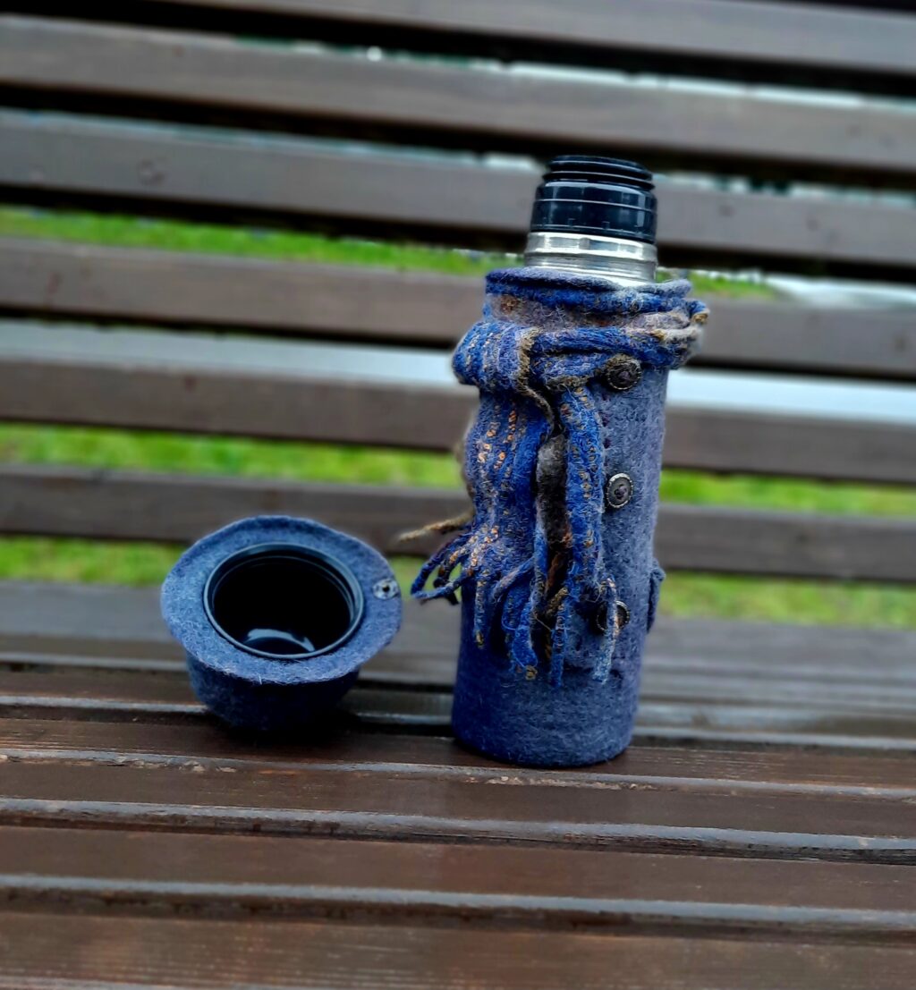 Термос в шерстяном чехле