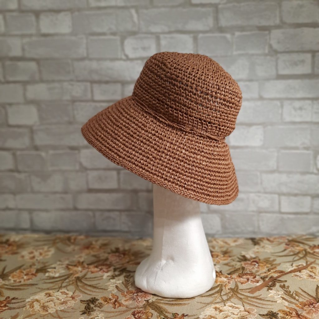 Шляпа из рафии с широкими полями