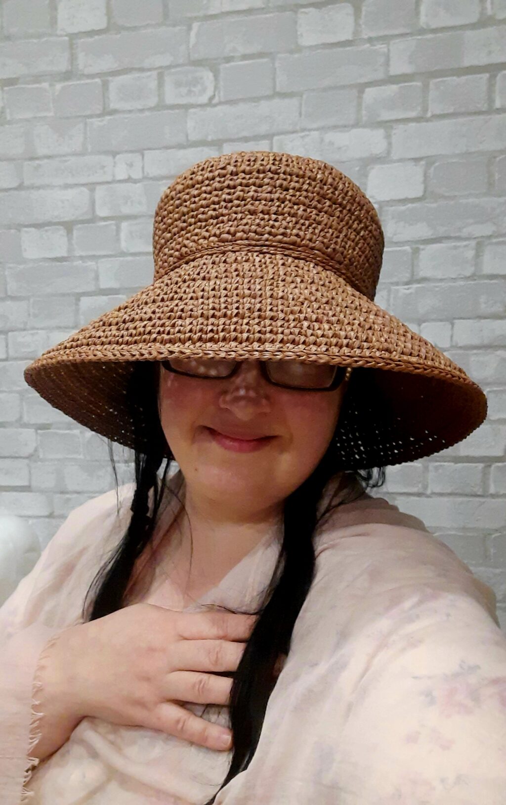 Шляпа из рафии с широкими полями