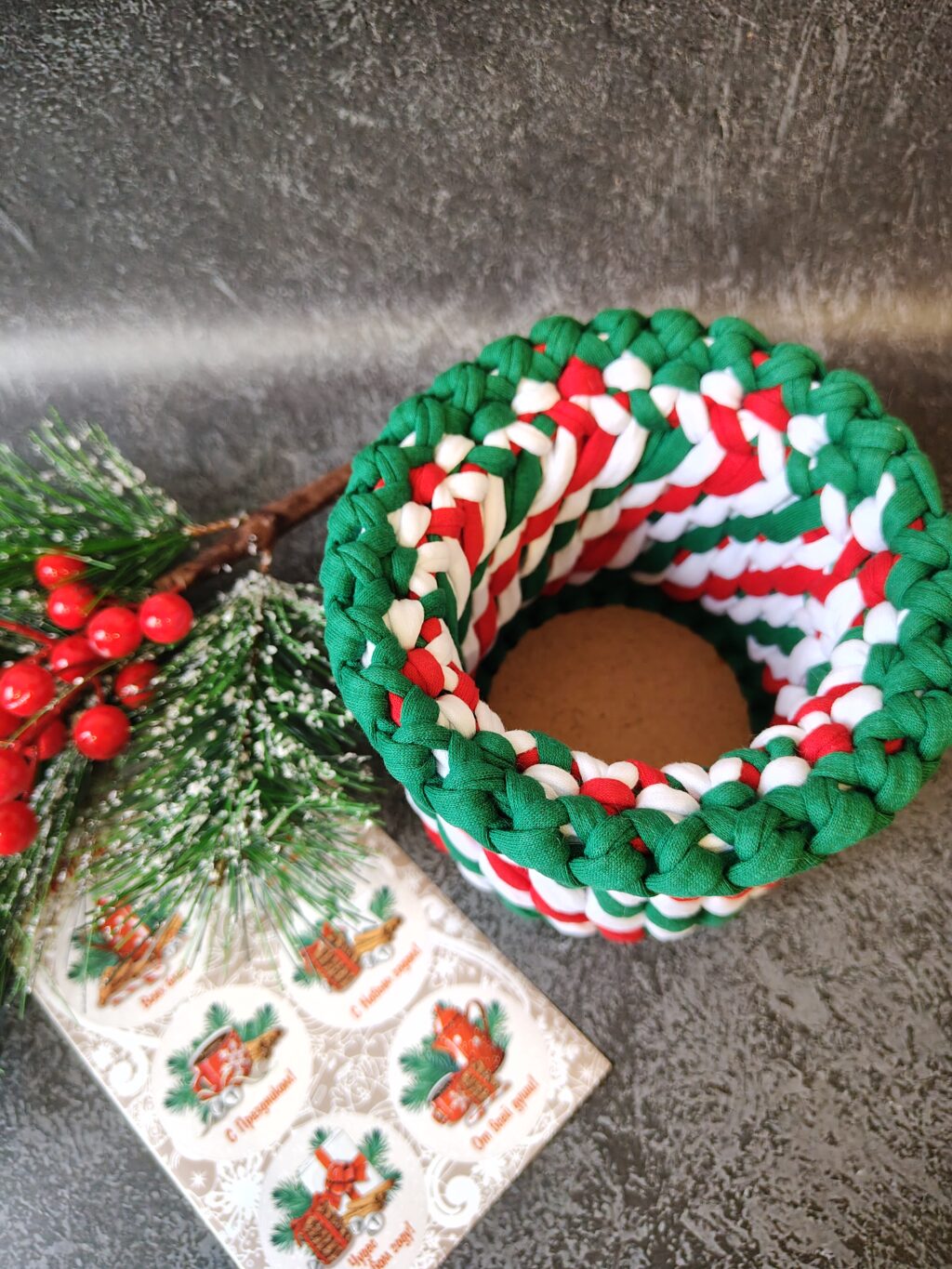 Корзинка из трикотажной пряжи «Новогодний леденец»