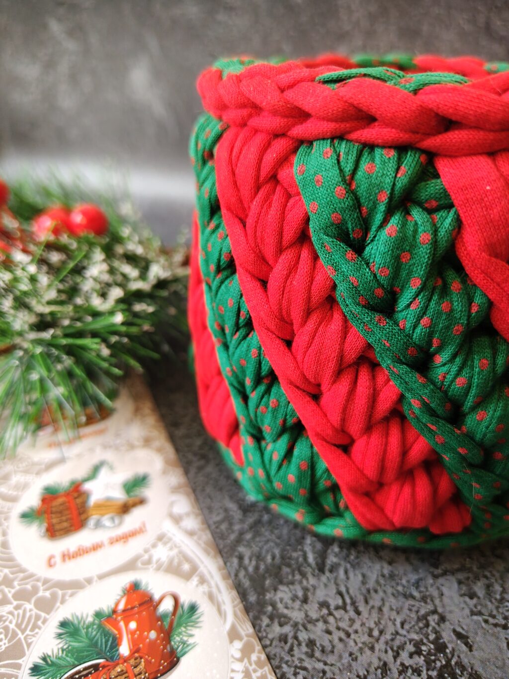 Корзинка из трикотажной пряжи «Новогодняя»