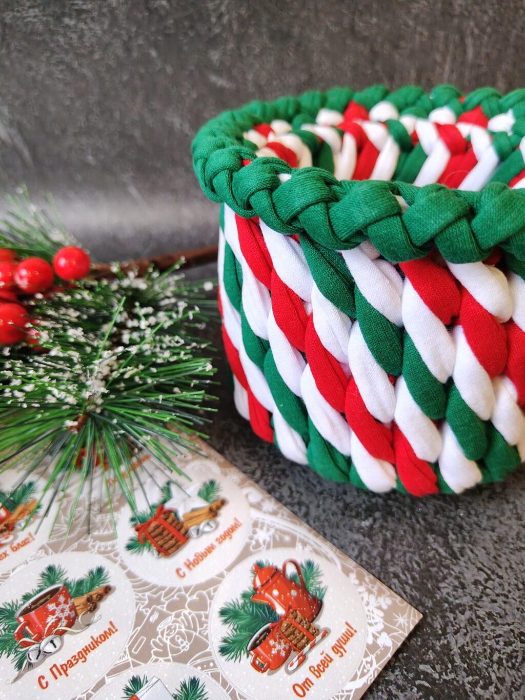 Корзинка из трикотажной пряжи «Новогодний леденец»