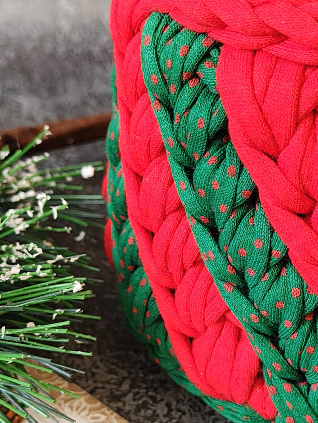 Корзинка из трикотажной пряжи «Новогодняя»