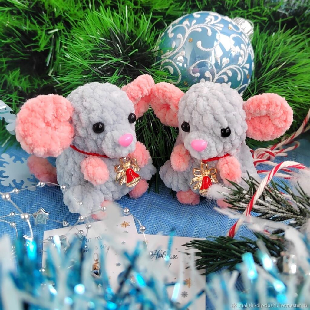 Вязаная игрушка Маленькая вязаная мышка — брелок, талисман, «карманный психолог»