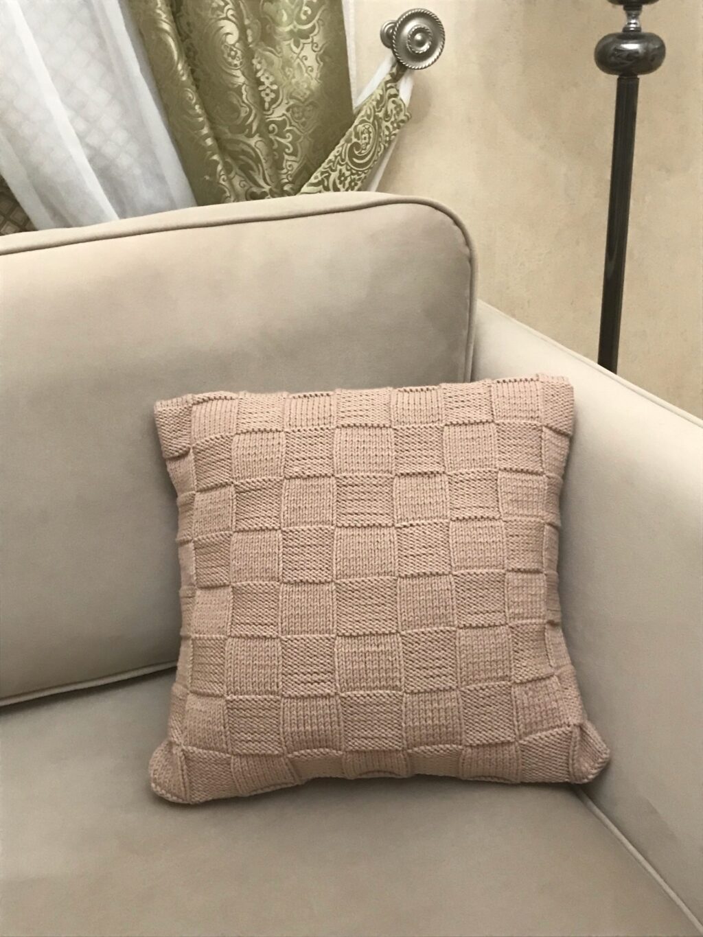 Подушка вязаная.