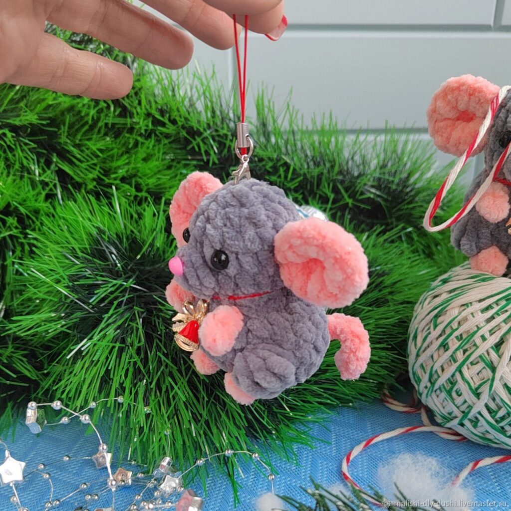 Вязаная игрушка Маленькая вязаная мышка — брелок, талисман, «карманный психолог»