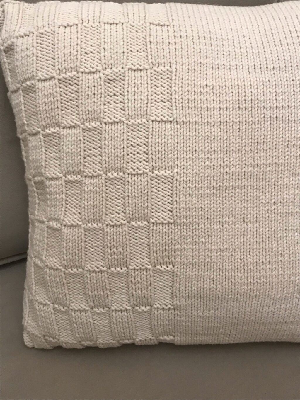 Подушка вязаная.