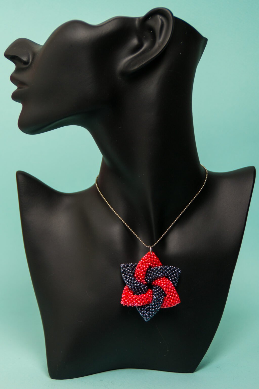 Подвеска из бисера