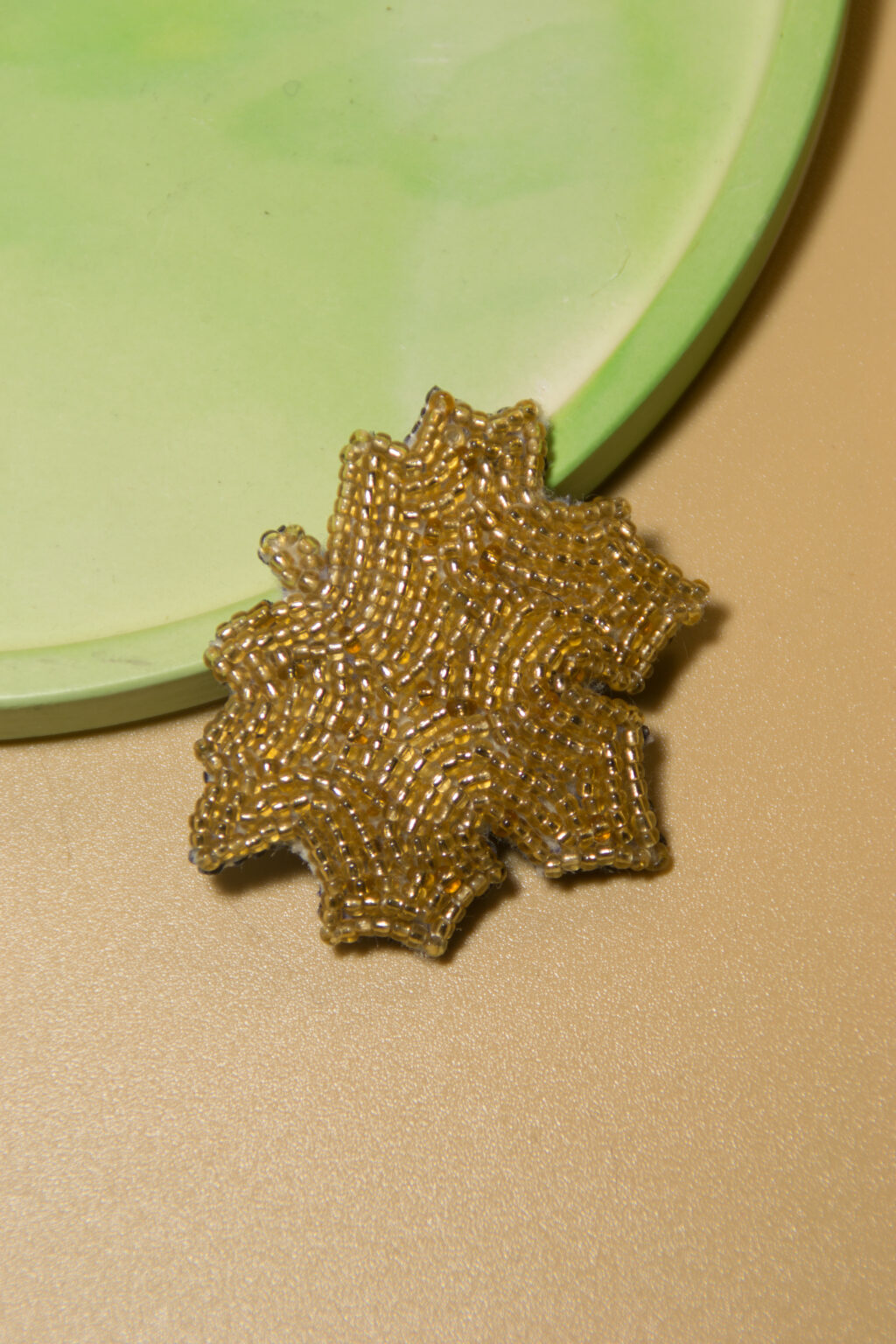 Брошь из бисера