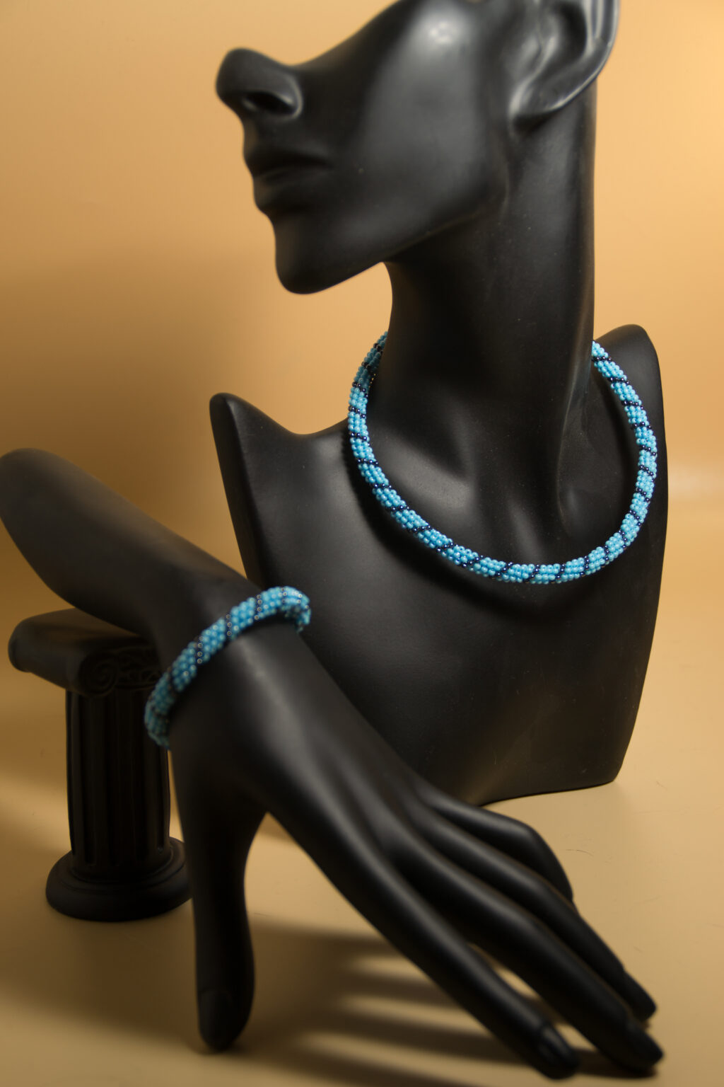 Комплект из бисера: колье и браслет