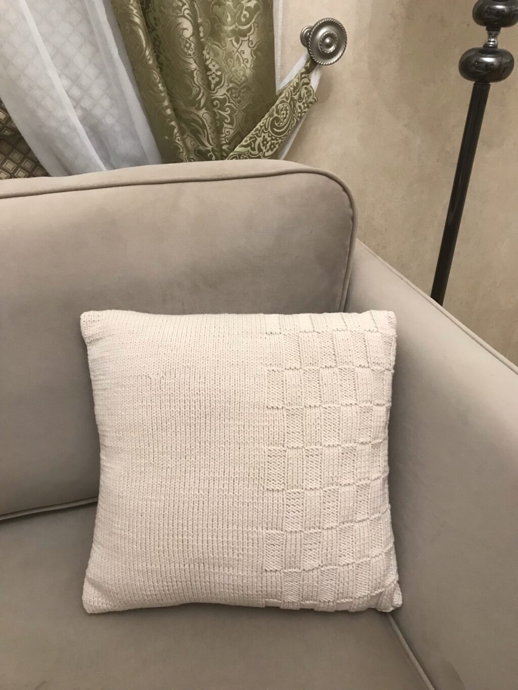 Подушка вязаная.