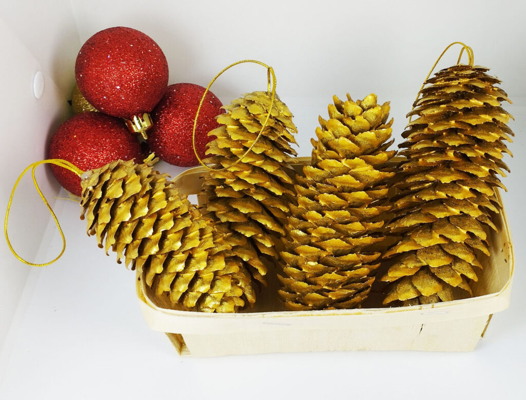 Еловые шишки окрашенные (золотые, серебряные, с блестками)