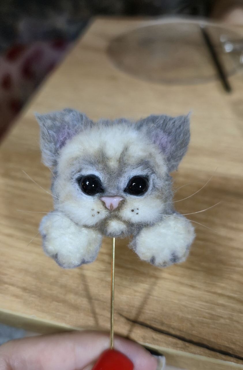 Вязаная брошь