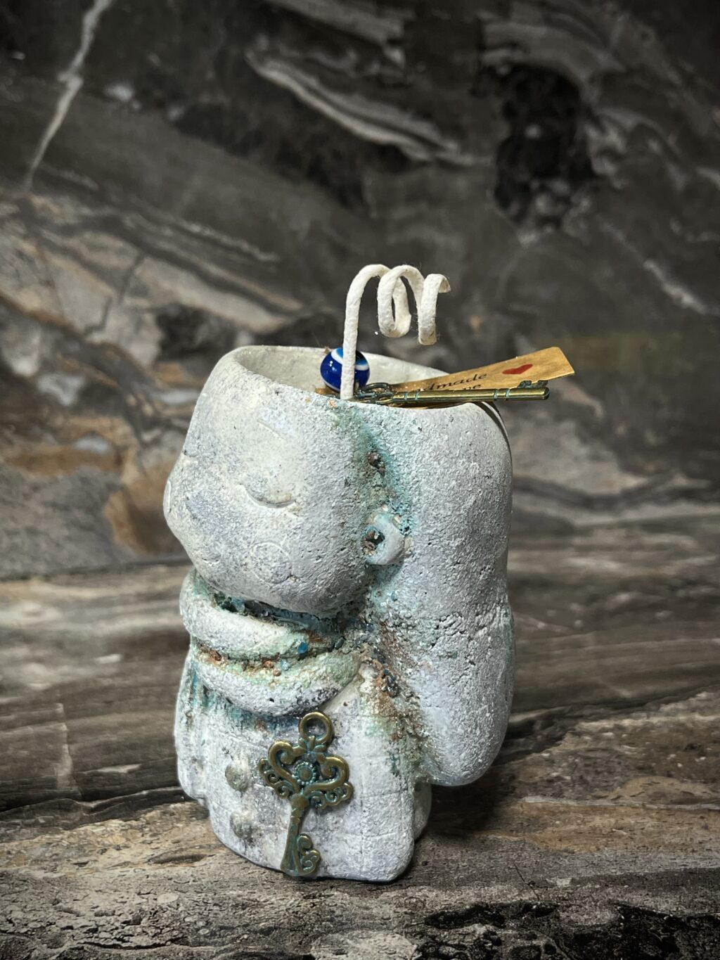 Свеча в бетонном подсвечнике с пальмовым воском «Хранитель»