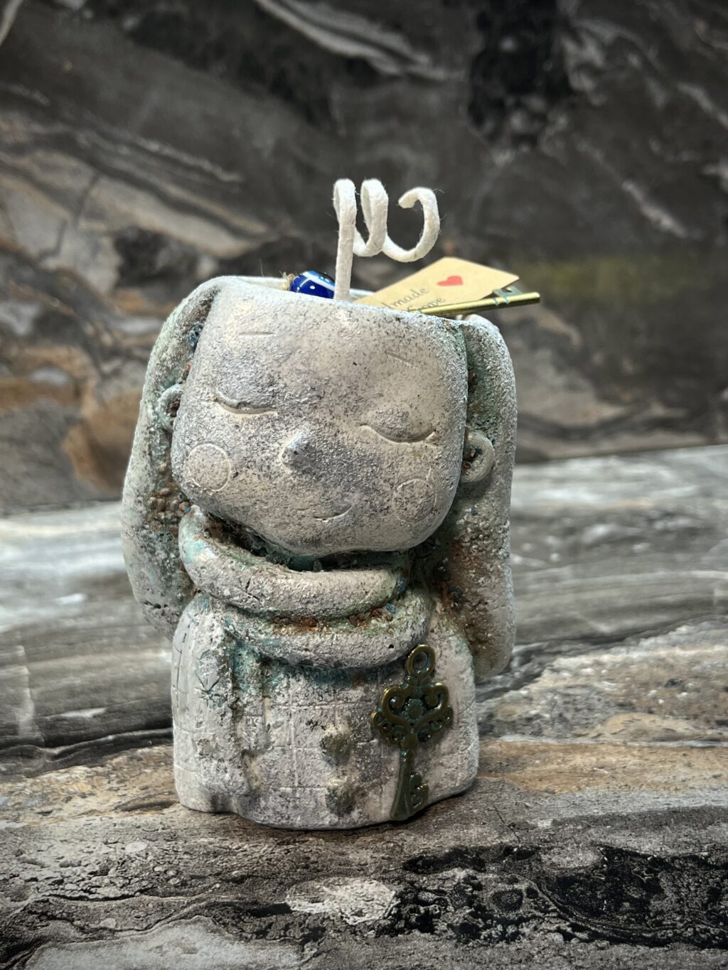 Свеча в бетонном подсвечнике с пальмовым воском «Хранитель»