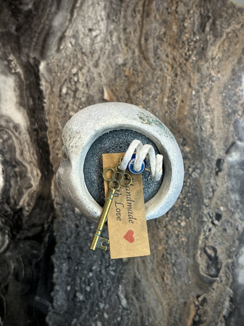 Свеча в бетонном подсвечнике с пальмовым воском «Хранитель»