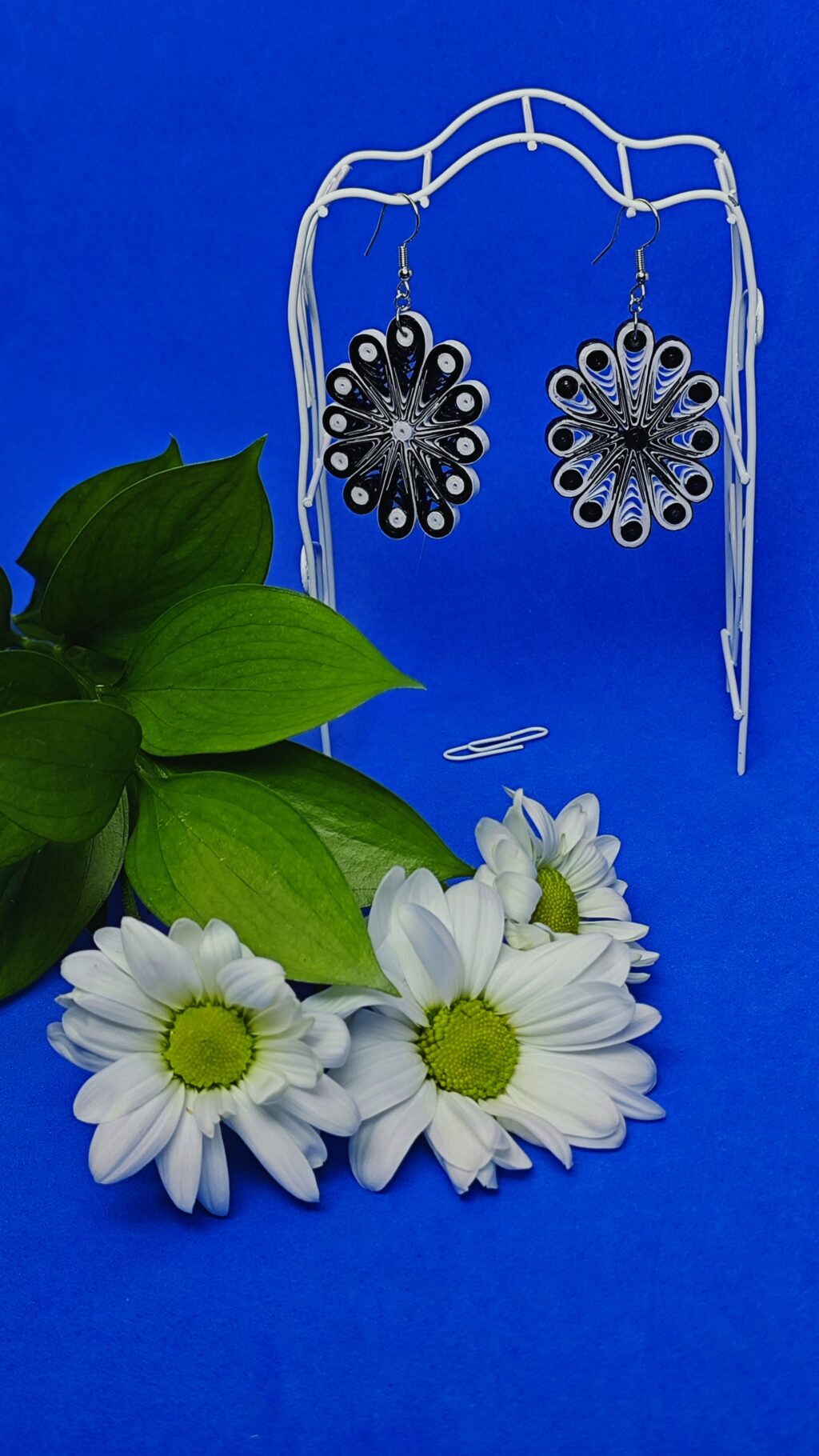 Асимметричные серьги квиллинг-графика РОМАШКИ.