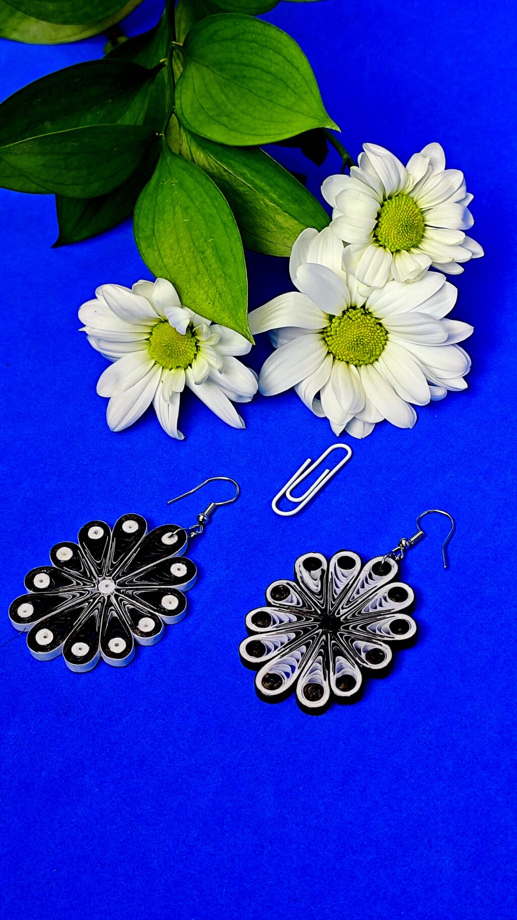 Асимметричные серьги квиллинг-графика РОМАШКИ.