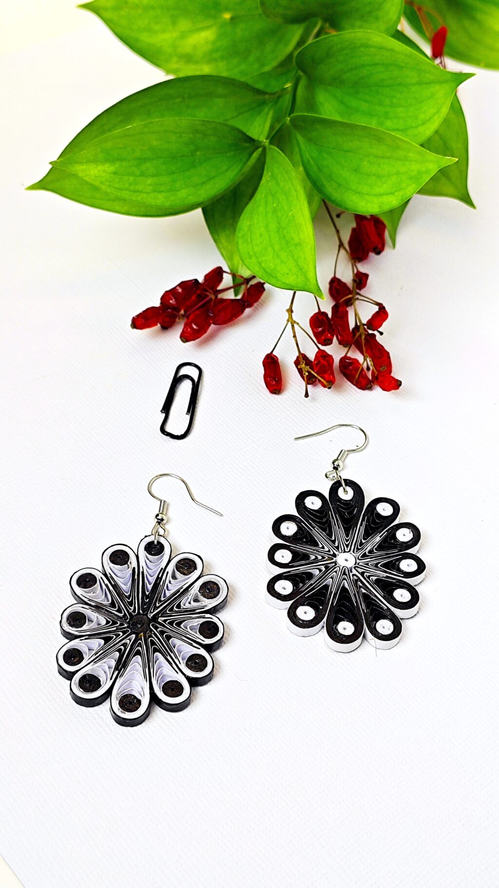 Асимметричные серьги квиллинг-графика РОМАШКИ.