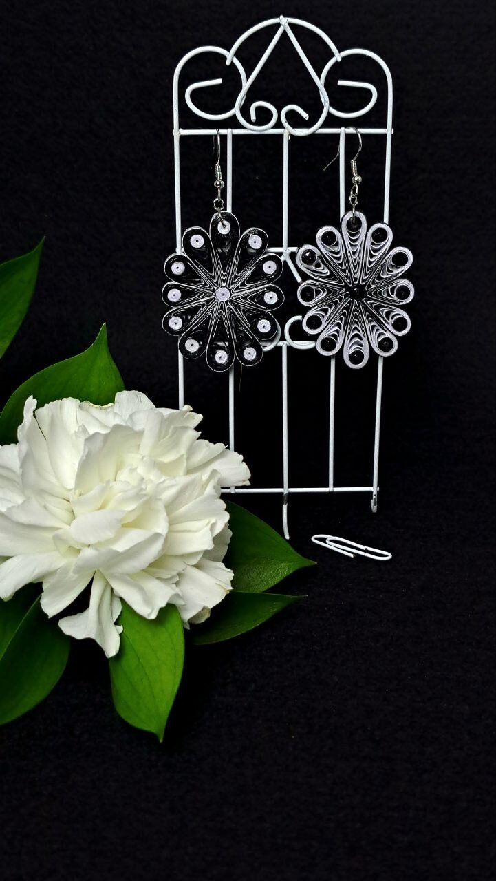 Асимметричные серьги квиллинг-графика РОМАШКИ.