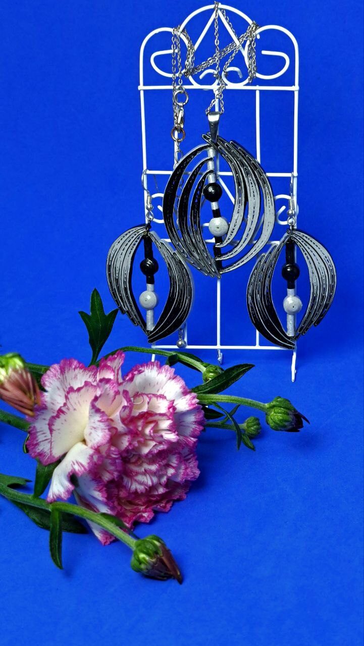 Комплект украшений квиллинг-графика.