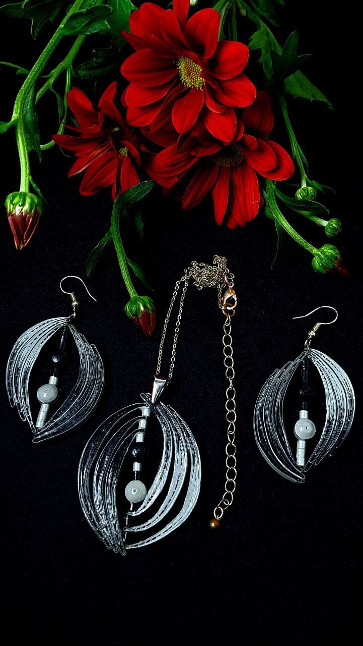 Комплект украшений квиллинг-графика.