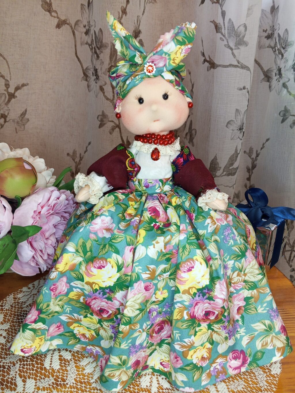 Кукла-грелка на чайник