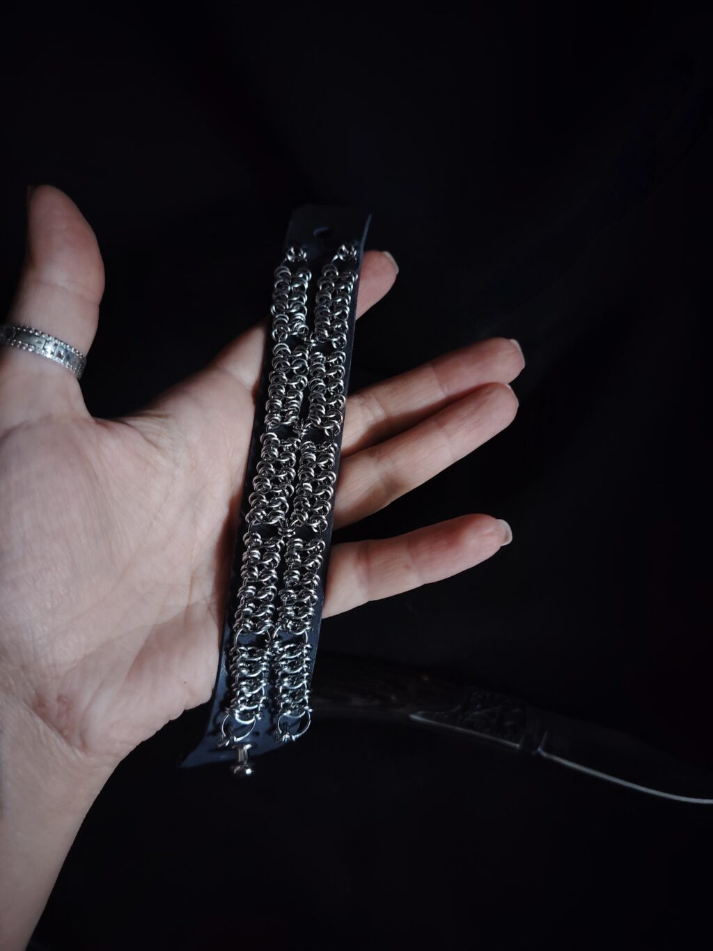 Зов предков. Кольчужный браслет на коже
