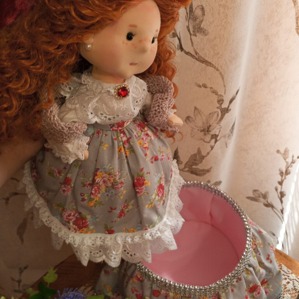 Кукла-шкатулка, ручная работа