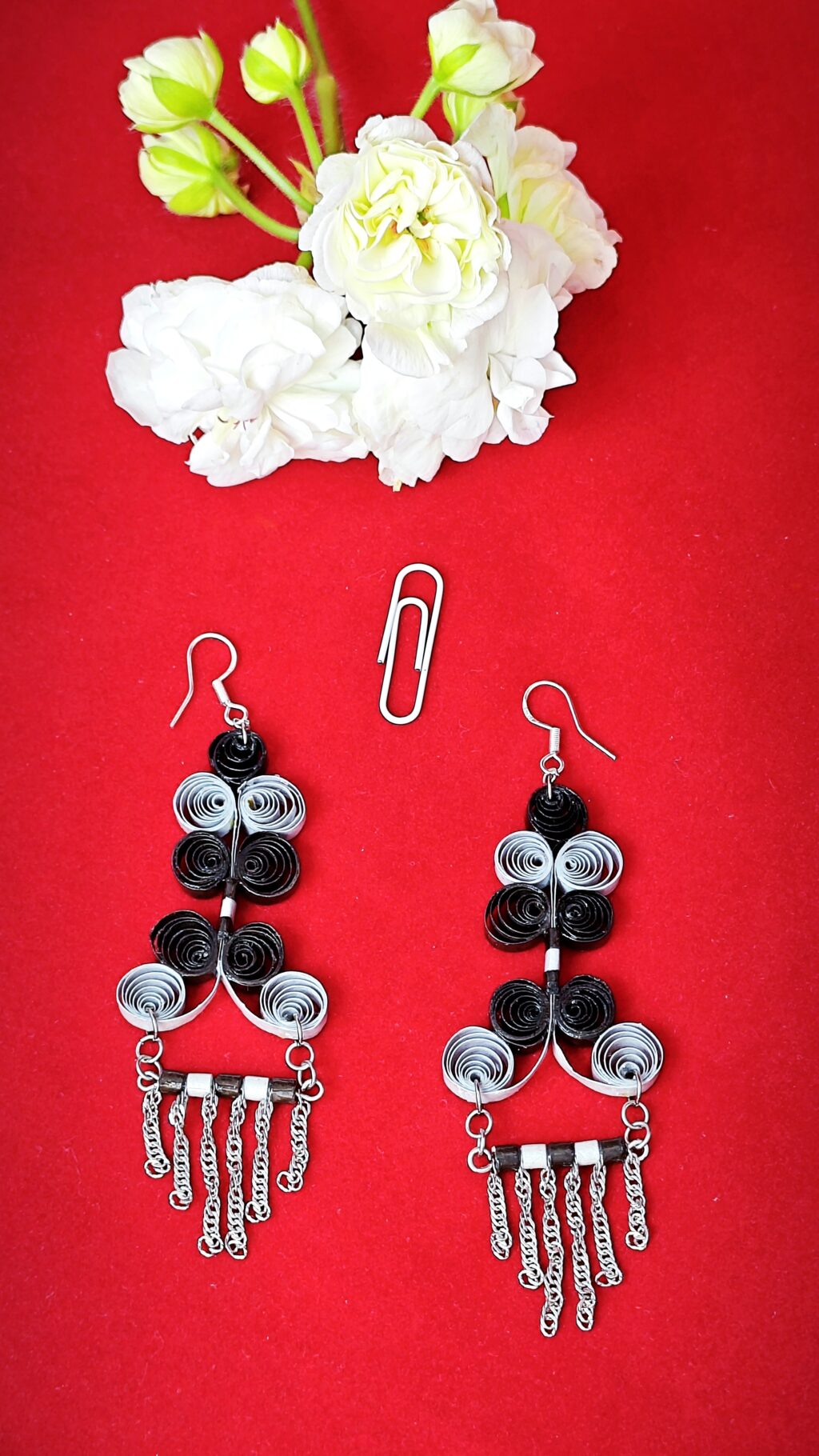 Ажурный комплект украшений квиллинг.