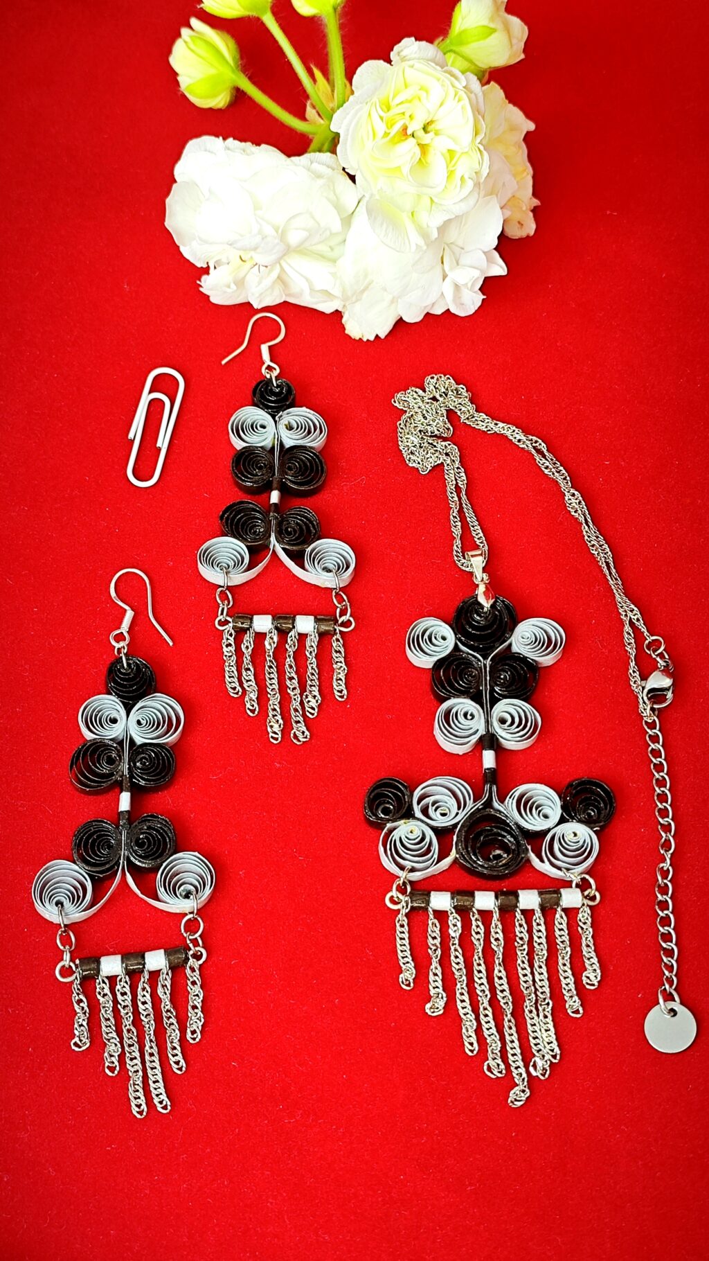 Ажурный комплект украшений квиллинг.