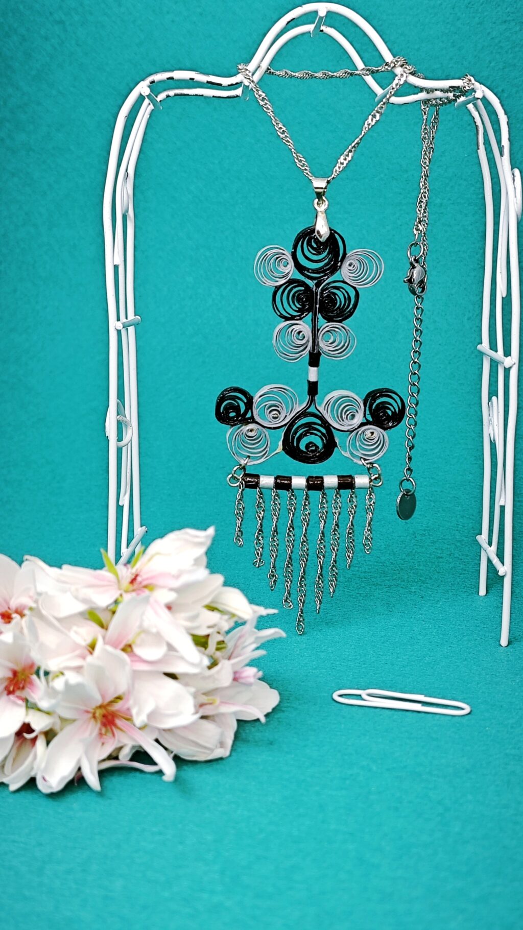 Ажурный комплект украшений квиллинг.