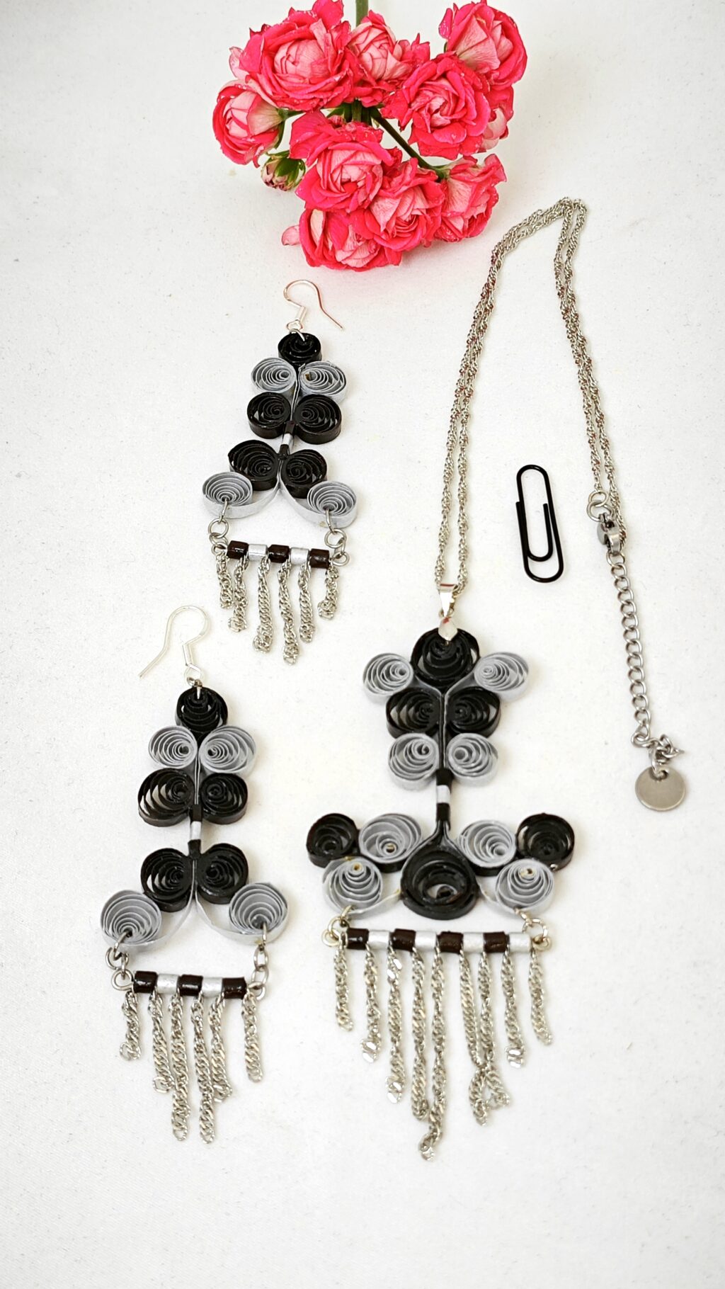 Ажурный комплект украшений квиллинг.