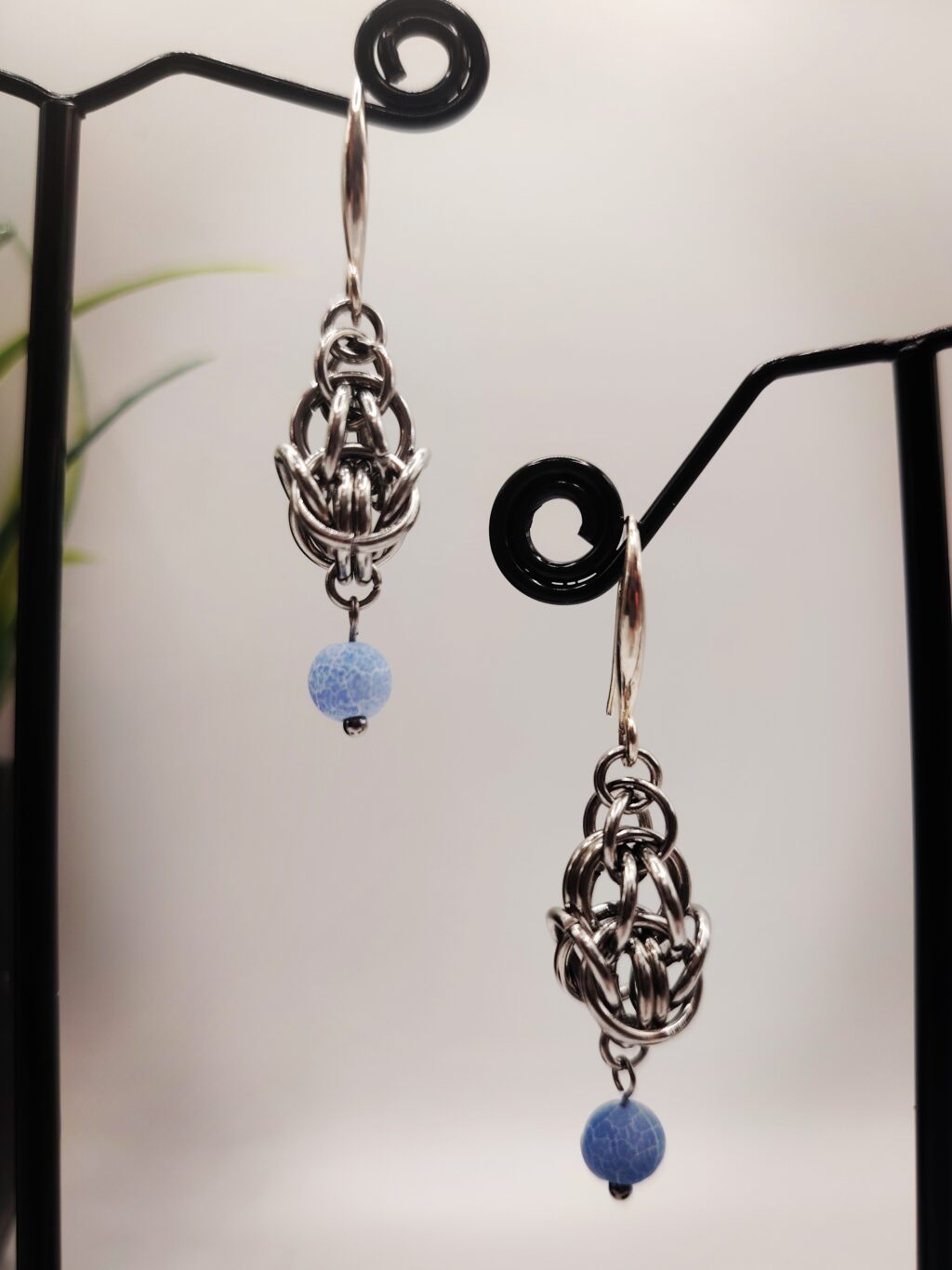 ПОДСНЕЖНИК. Кольчужные серьги с агатом