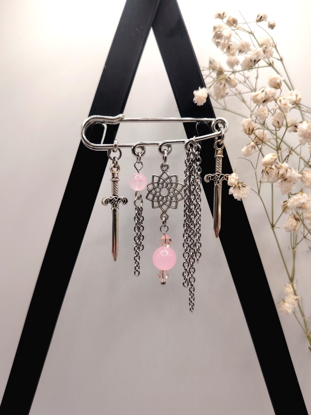 ФЛЁР ДЕЛАКУР. декоративная булавка с халцедоном