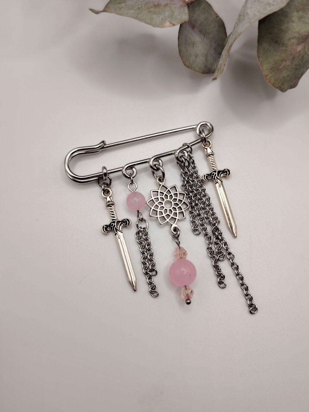 ФЛЁР ДЕЛАКУР. декоративная булавка с халцедоном