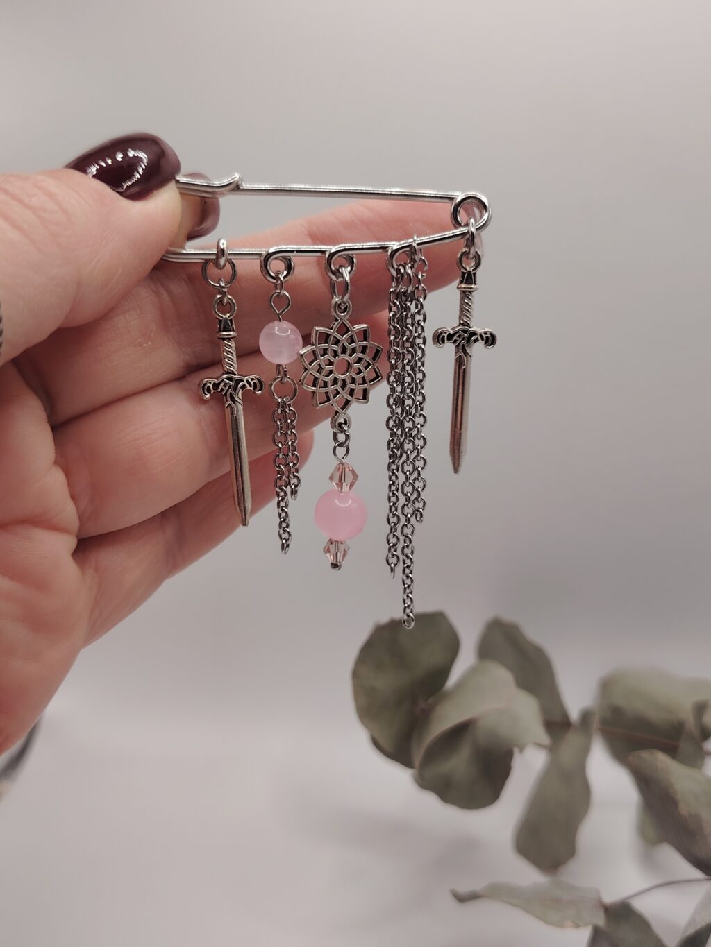 ФЛЁР ДЕЛАКУР. декоративная булавка с халцедоном