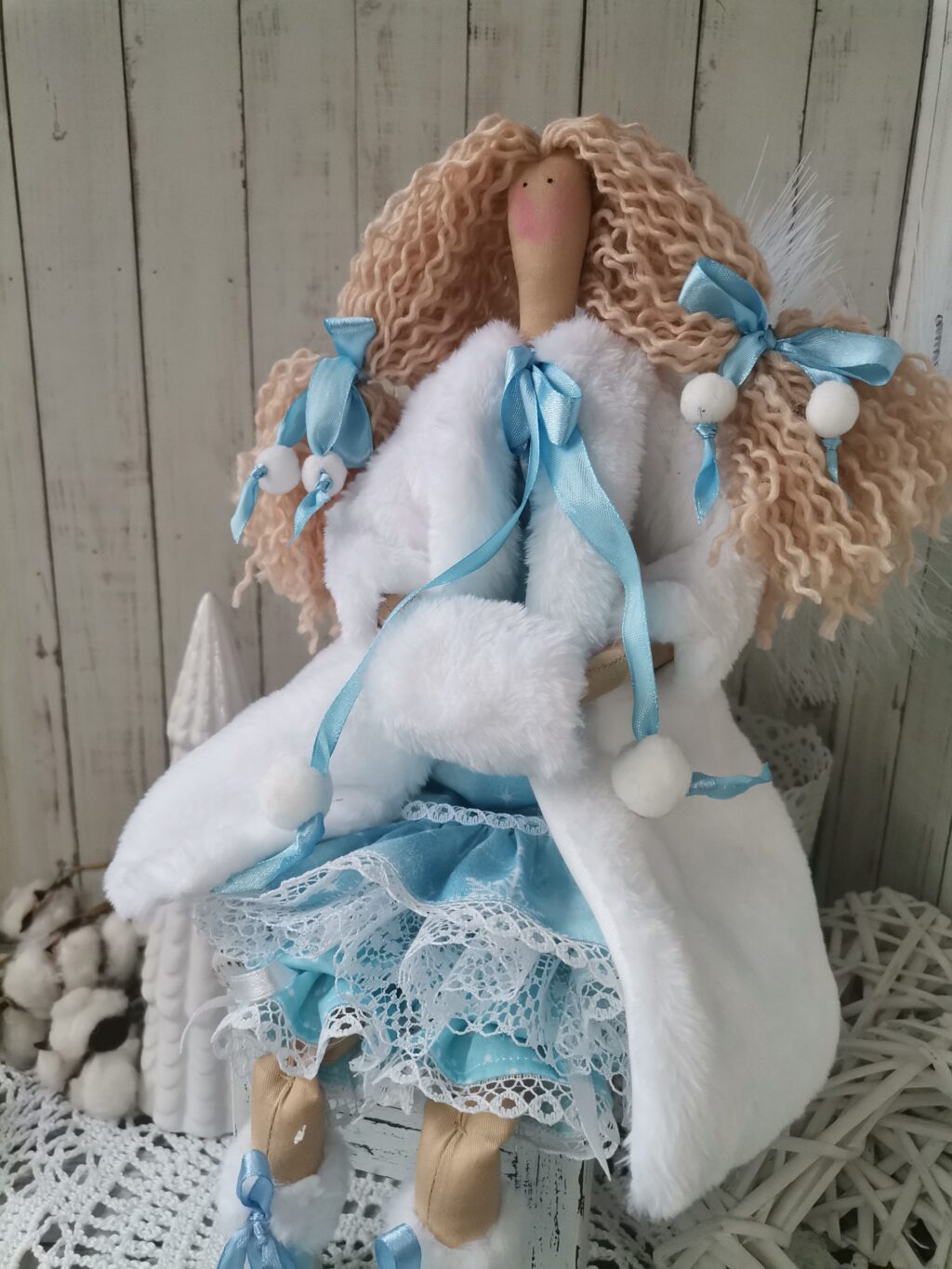 Кукла тильда интерьерная в белой шубке Метелица Новогодний подарок