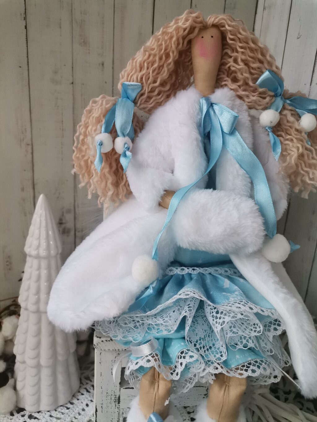 Кукла тильда интерьерная в белой шубке Метелица Новогодний подарок