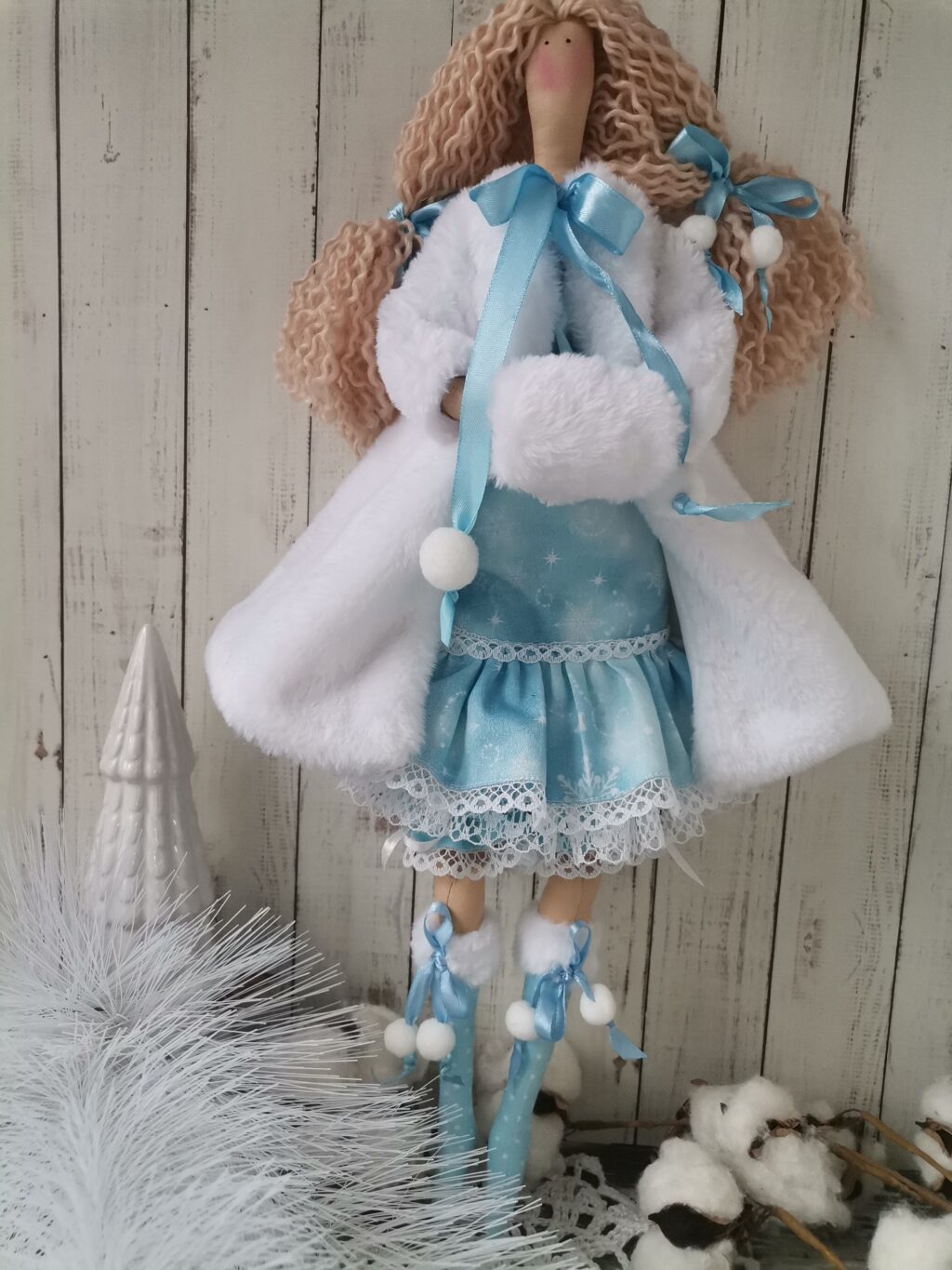 Кукла тильда интерьерная в белой шубке Метелица Новогодний подарок