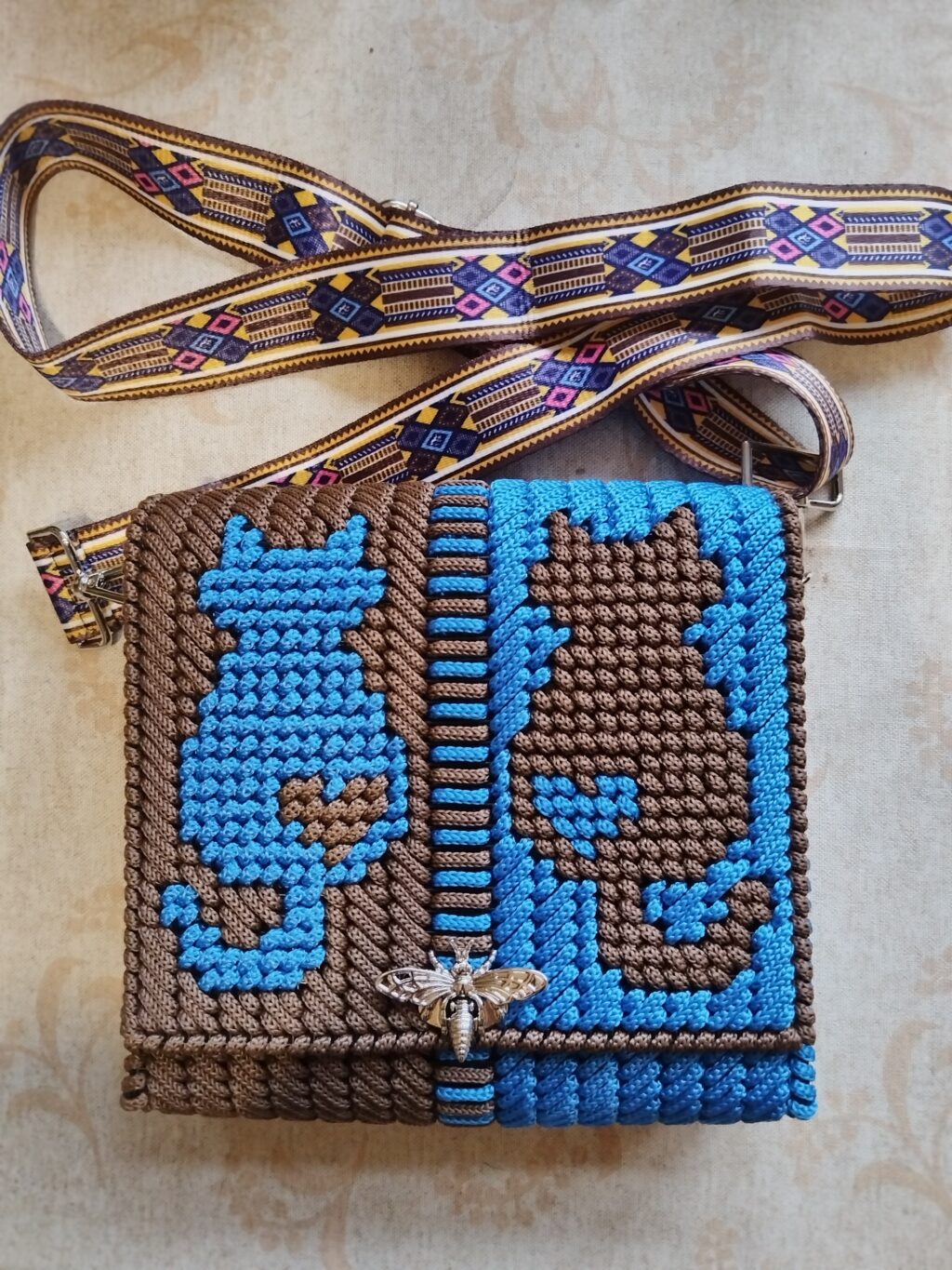 Сумка из шнура на канве