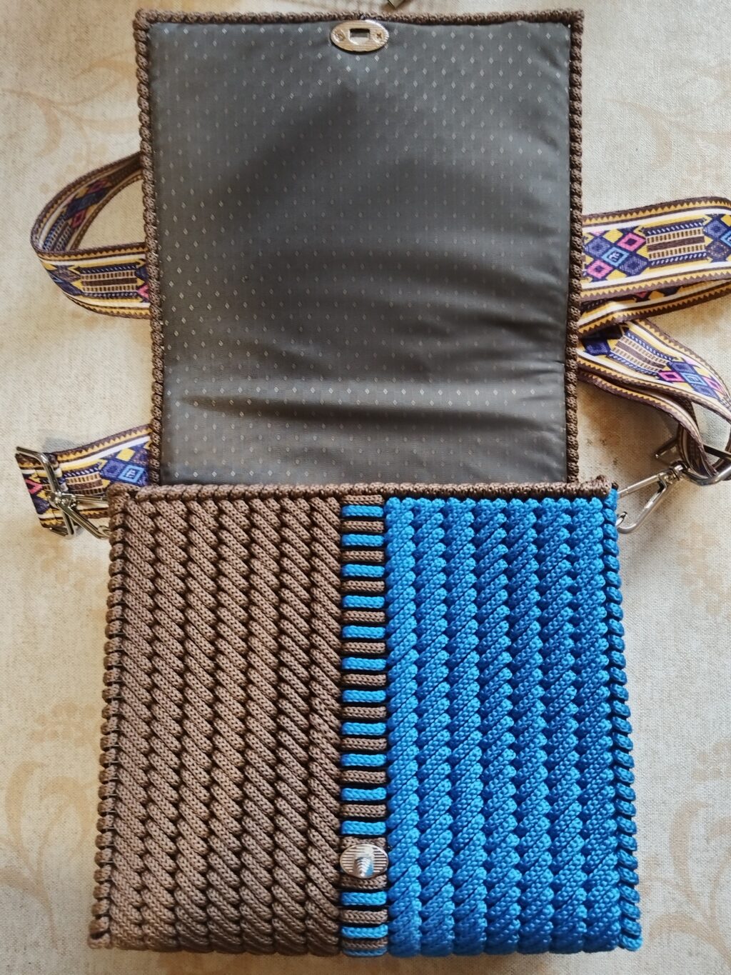 Сумка из шнура на канве