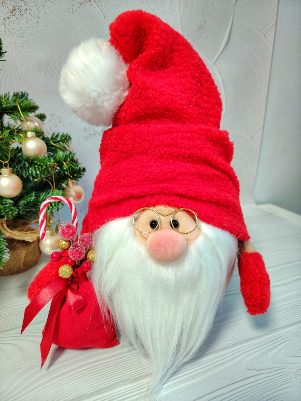 Гном с подарком