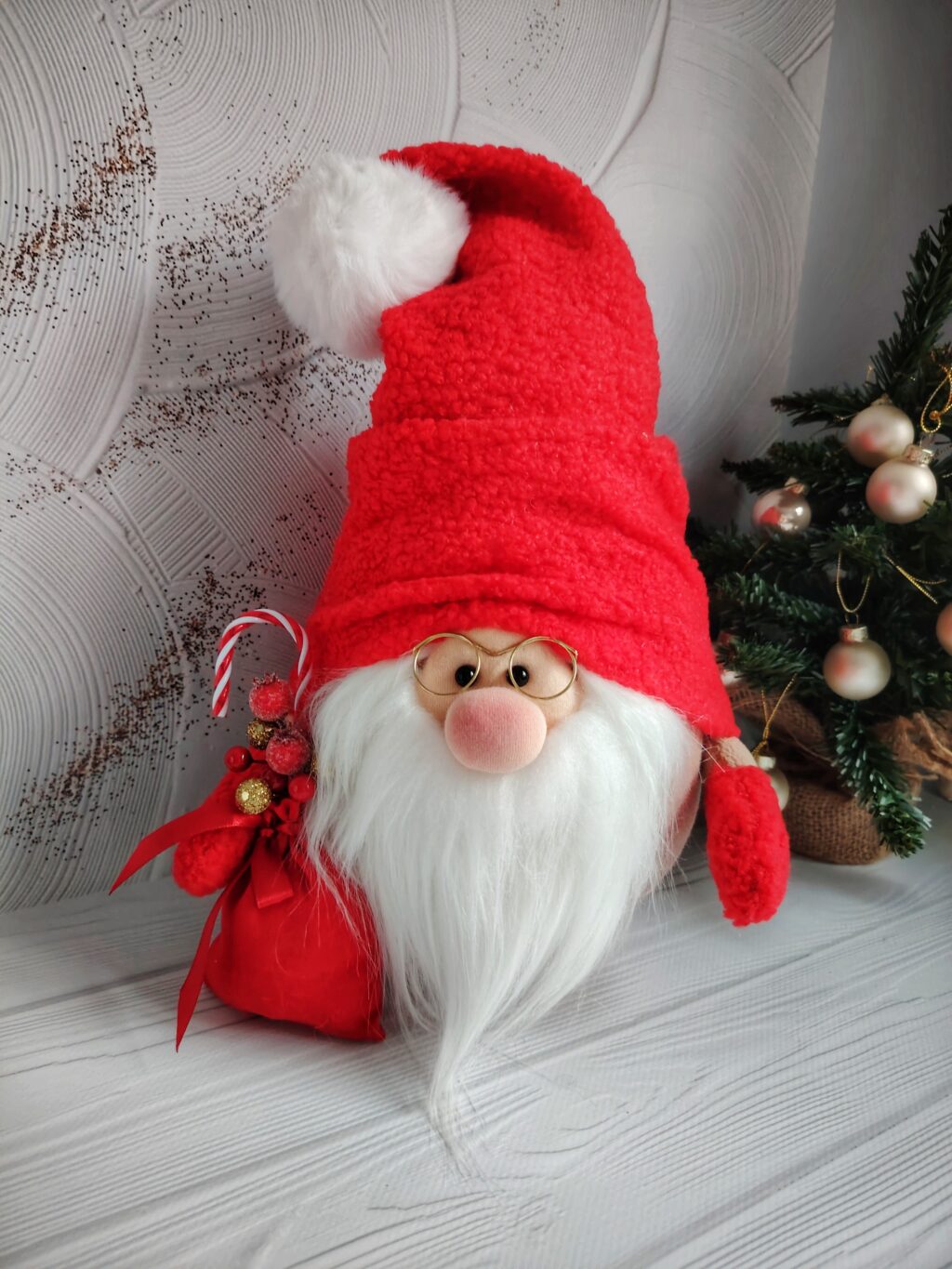 Гном с подарком