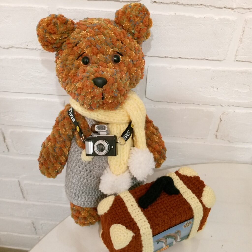 Мишка с чемоданом и фотоаппаратом