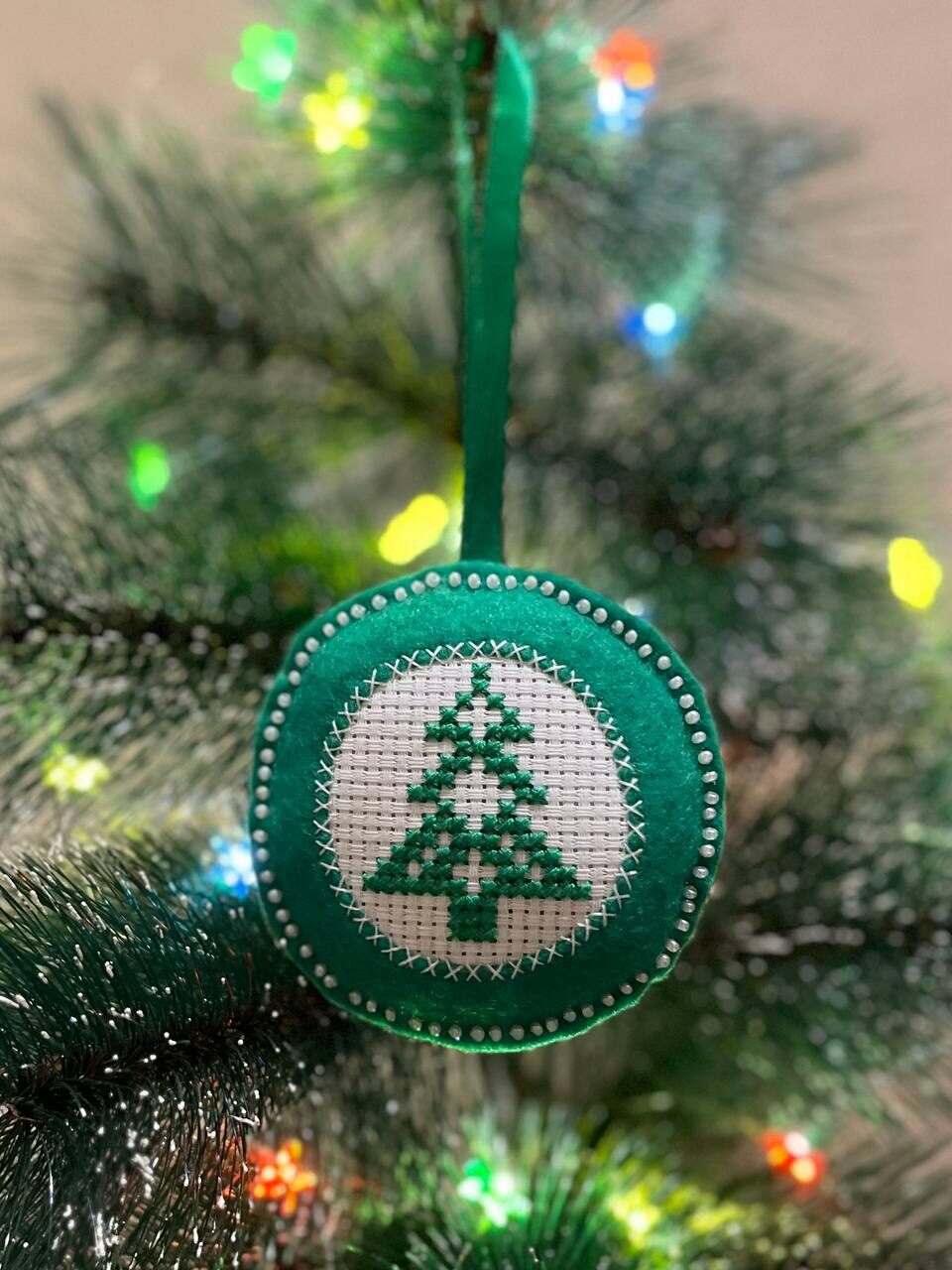 Игрушка на елку с вышивкой