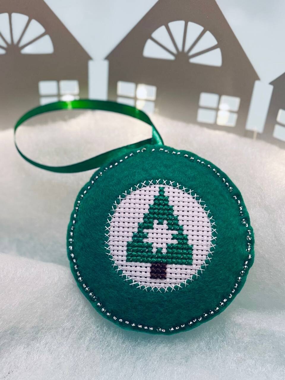 Игрушка на елку с вышивкой