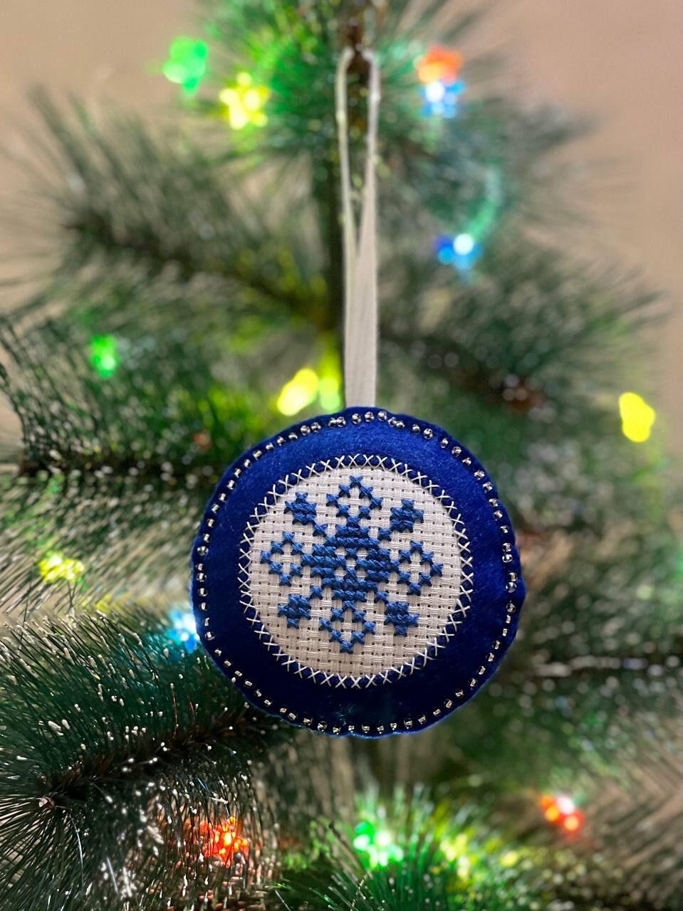 Игрушка на елку с вышивкой